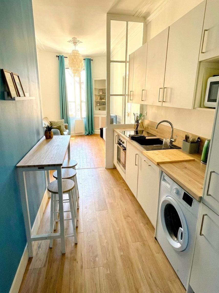 Kitchen or kitchenette, Dining area, dishwasher, oven, stove, toaster, washing machine