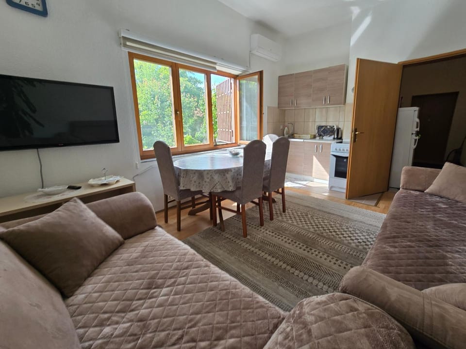 TV and multimedia, Kitchen or kitchenette, Living room, Seating area, Dining area