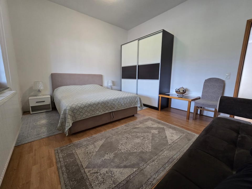 Bed, TV and multimedia, Living room, Photo of the whole room, Seating area, Bedroom