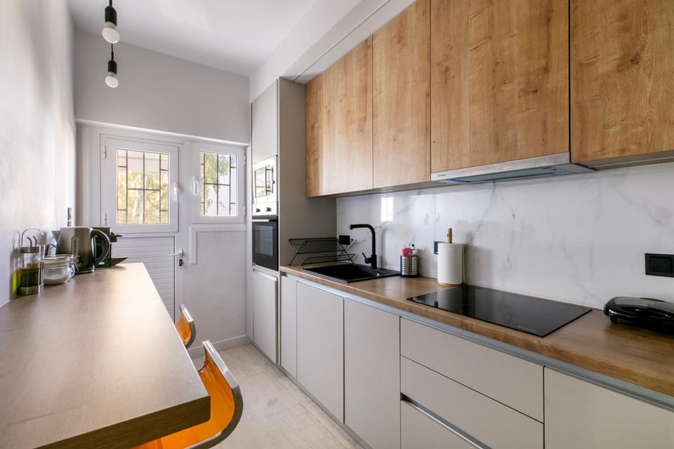 Coffee/tea facilities, dishwasher, oven, stove, toaster, kitchen