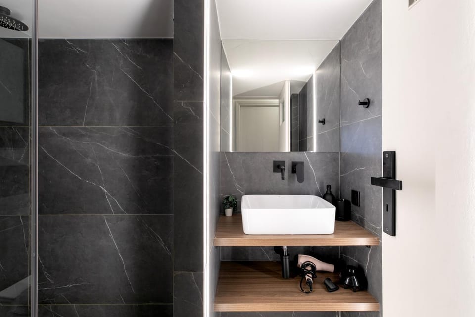 Bathroom, hair dryier, towels