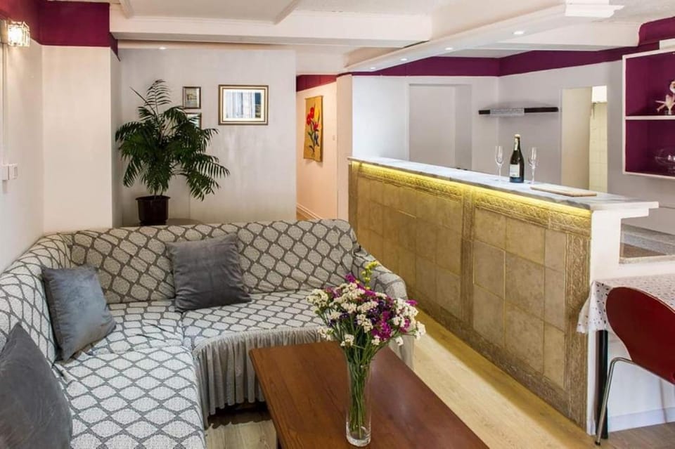 Kitchen or kitchenette, Seating area