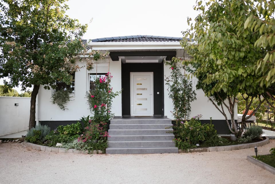 Property building, Facade/entrance
