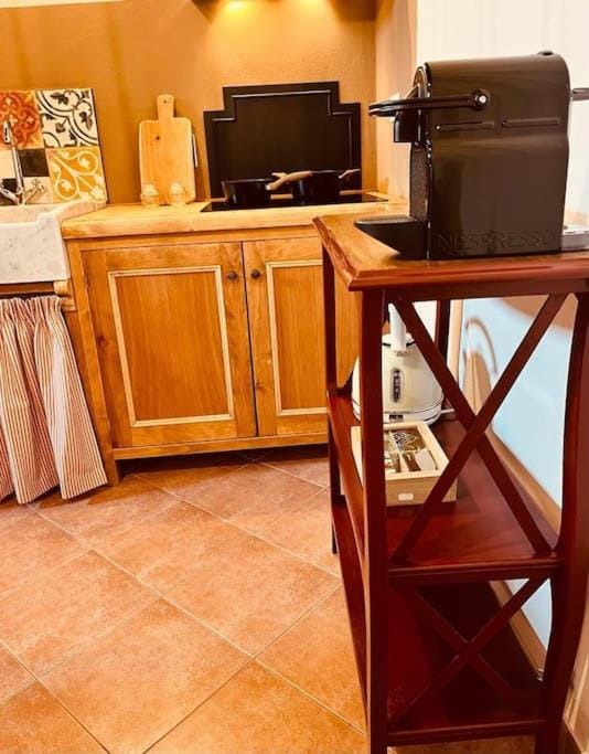 Kitchen or kitchenette, minibar, stove