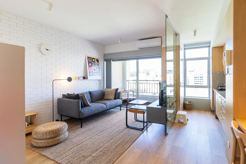 TV and multimedia, Kitchen or kitchenette, Living room, Seating area, air conditioner