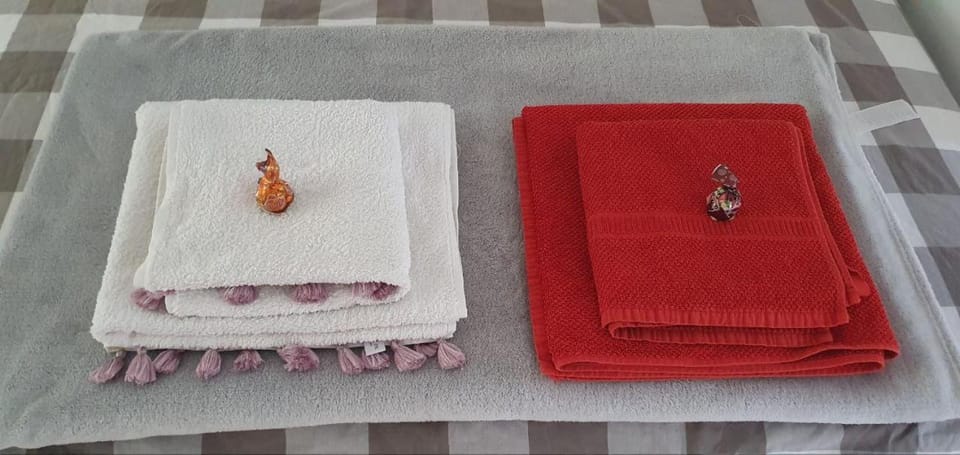 Bed, Bedroom, towels