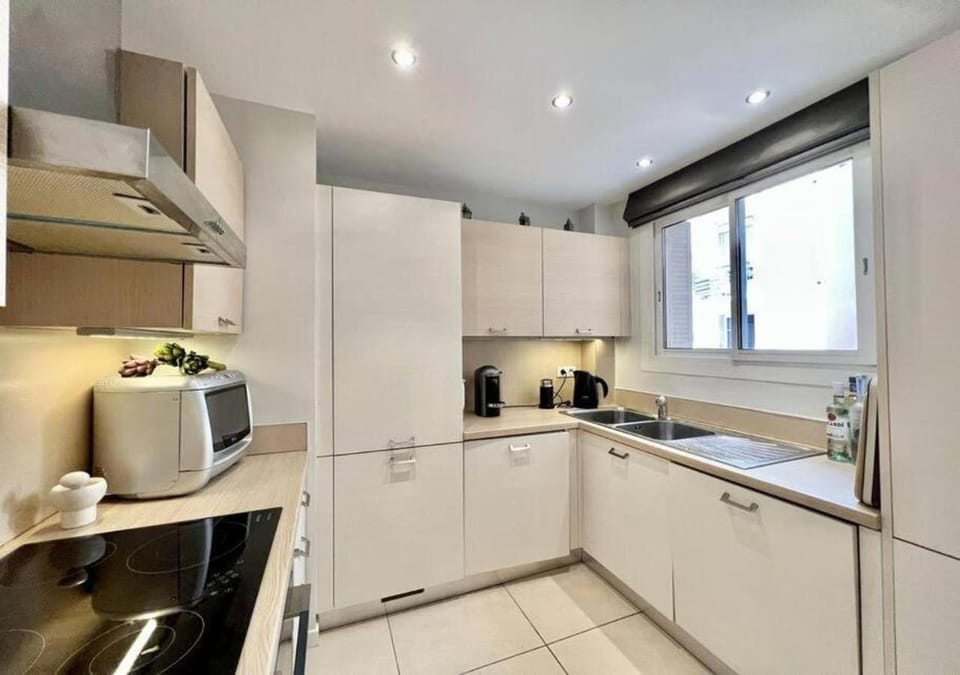 Coffee/tea facilities, Kitchen or kitchenette, dishwasher, microwave, oven, stove, toaster, washing machine, dryer, kitchen