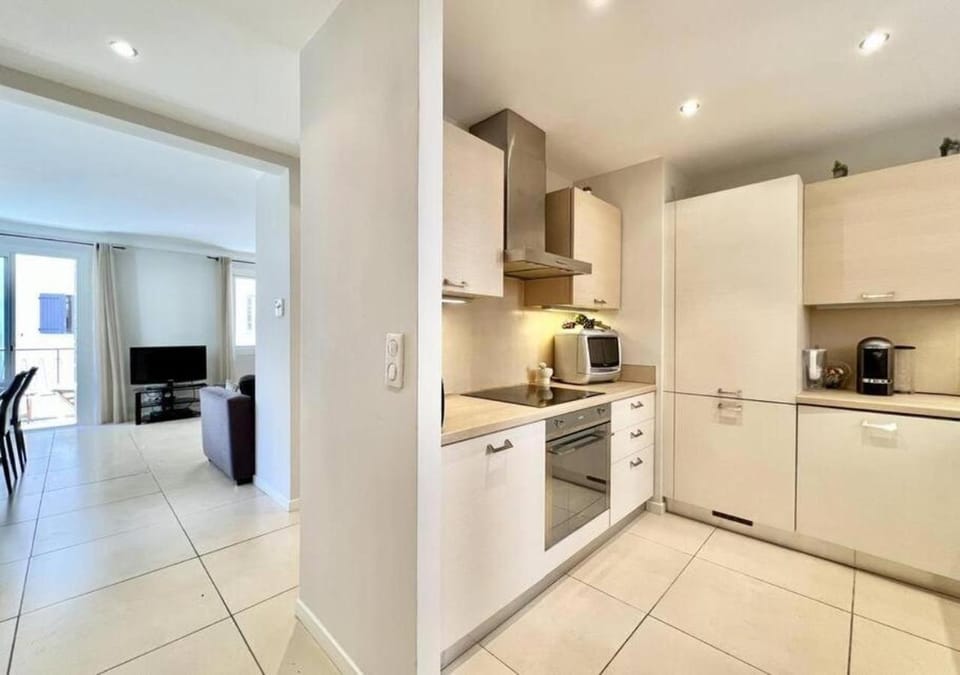 Coffee/tea facilities, Kitchen or kitchenette, microwave, minibar, oven, stove