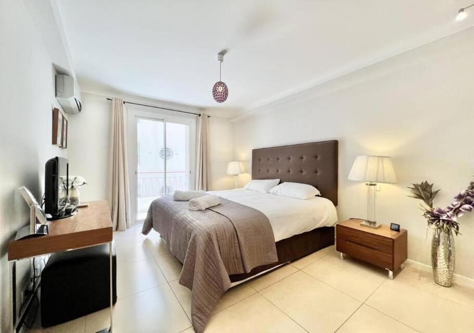 Bed, TV and multimedia, Photo of the whole room, Seating area, Bedroom, cot, furniture, storage, air conditioner