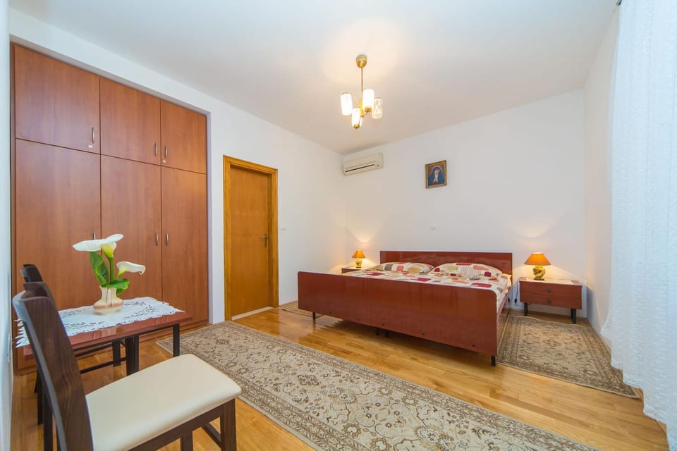 Bedroom, Internal: Not applicable to any particular room