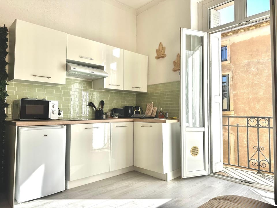 Coffee/tea facilities, Balcony/Terrace, microwave, stove, kitchen