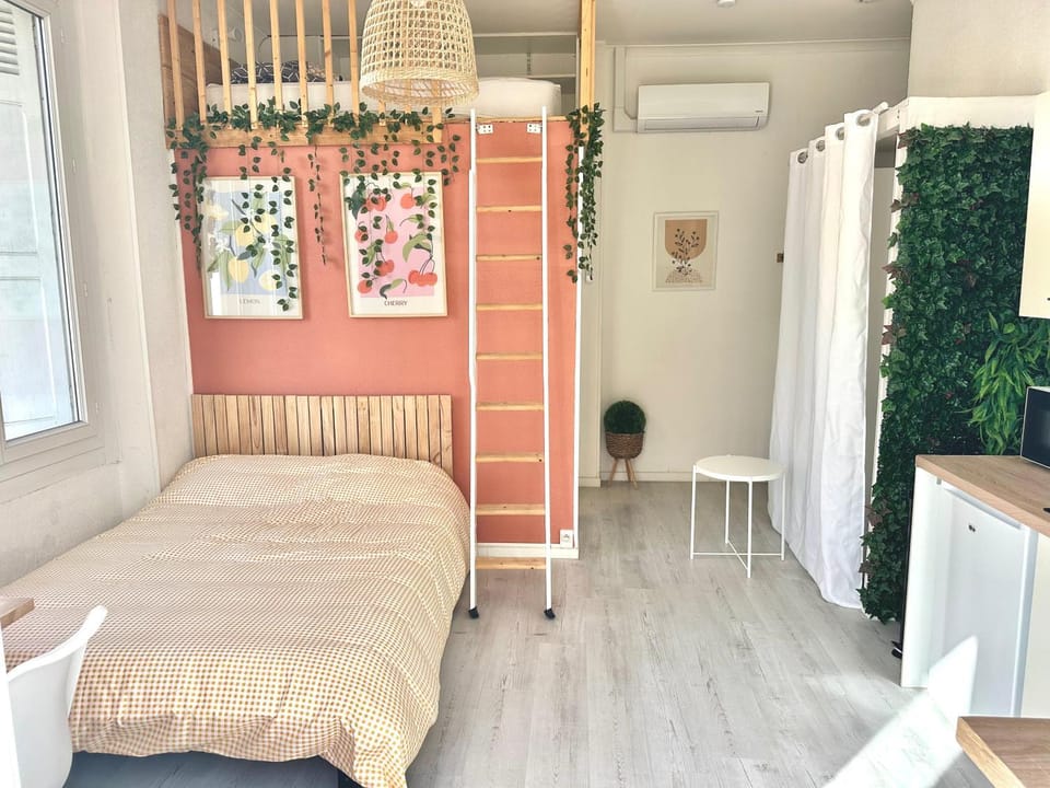 Bed, Bedroom, heating, air conditioner