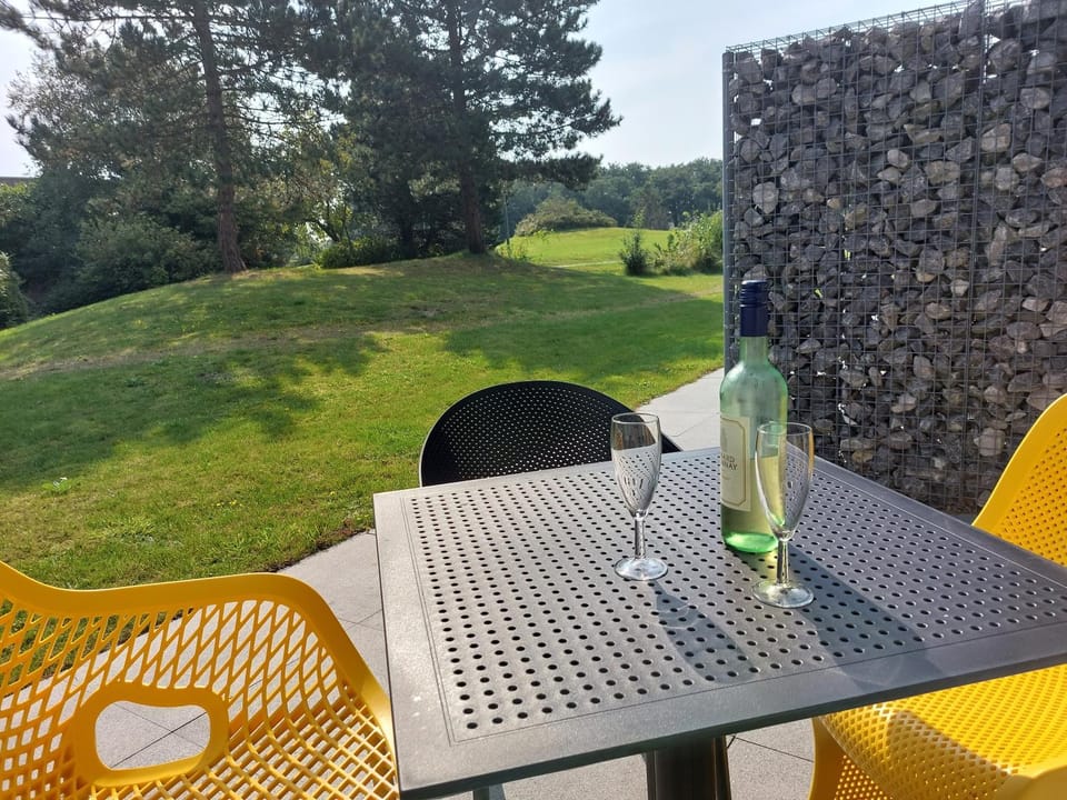 AMELAND-Appartement "ZEEDUIN", eigen KEUKEN, Zonnig TERRAS, Verwarmd ZWEMBAD, nabij DORP, DUINEN en STRAND Apartment in Friesland, Netherlands