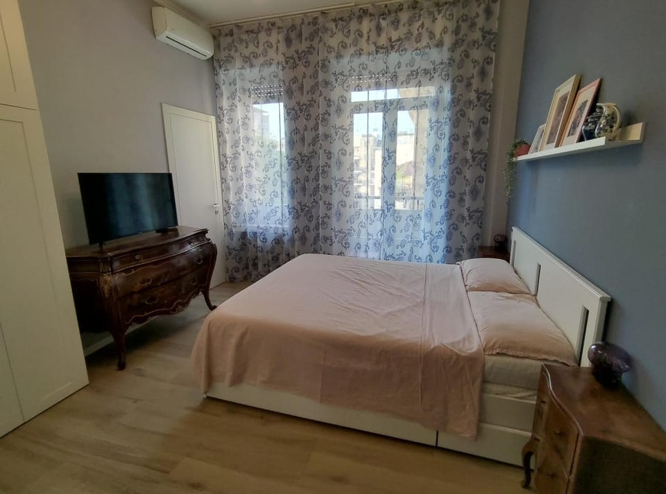 Bed, TV and multimedia, Photo of the whole room, Bedroom, air conditioner