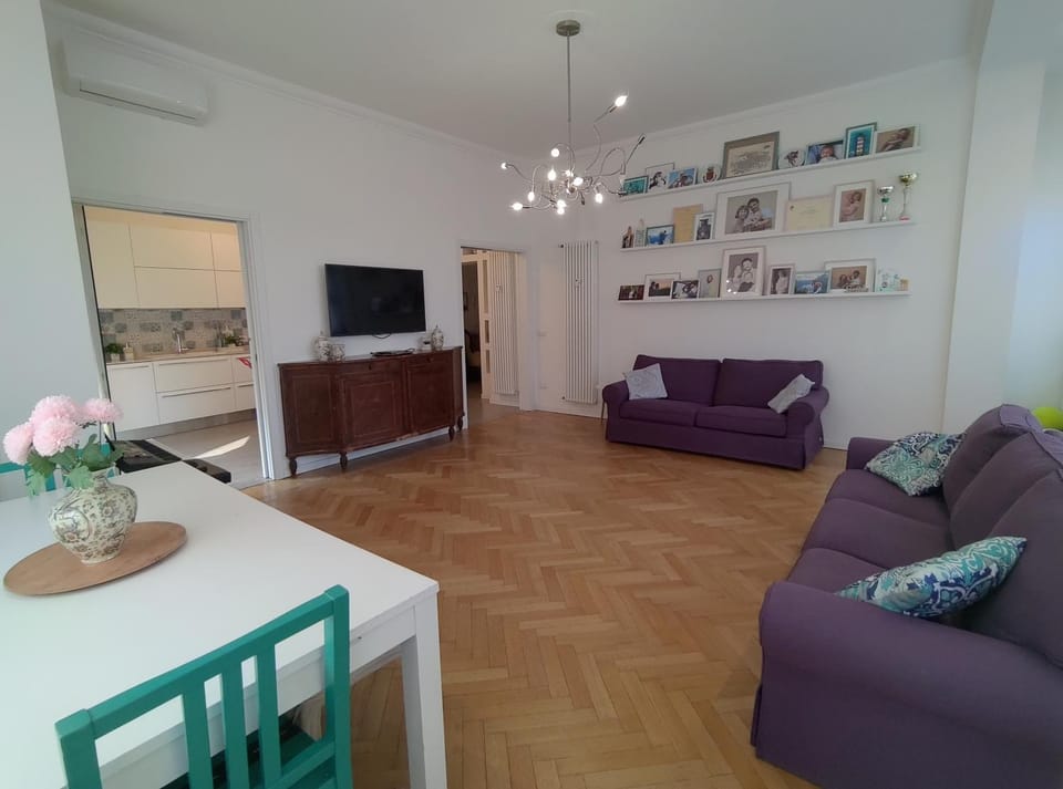 Communal lounge/ TV room, TV and multimedia, Living room, Seating area, air conditioner
