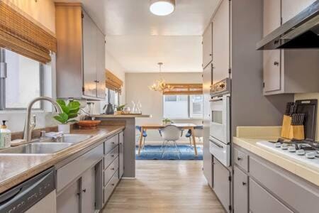 Downtown Manhattan Beach 3 Bed Townhouse Parking Apartment in Manhattan Beach