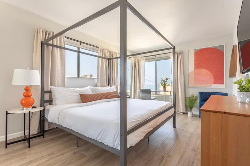 Downtown Manhattan Beach 3 Bed Townhouse Parking Apartment in Manhattan Beach