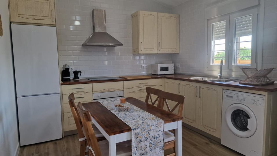 Kitchen or kitchenette, Dining area, washing machine