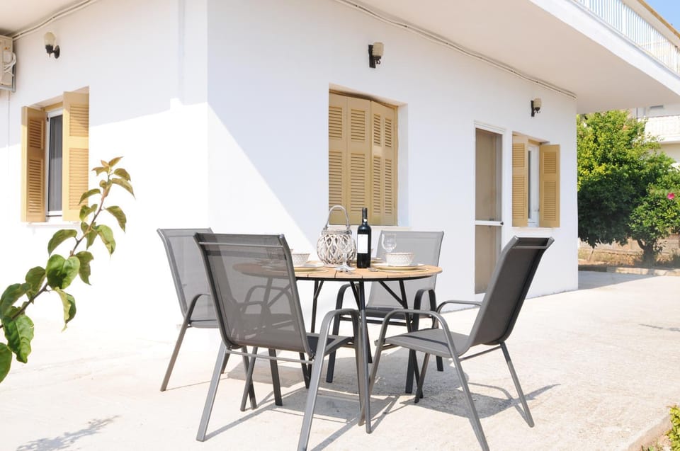 Property building, Patio, Day, Dining area, Breakfast