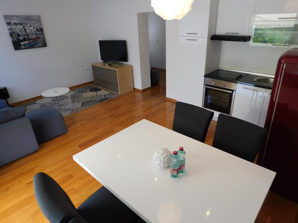 TV and multimedia, Living room, Seating area, Dining area