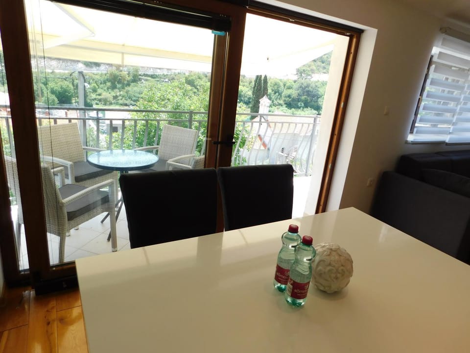 Seating area, Dining area