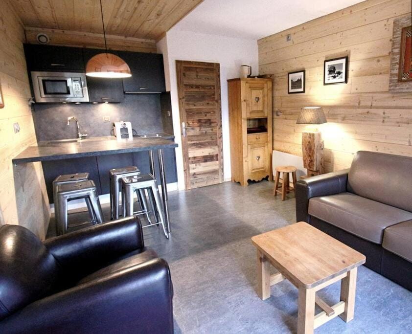 Kitchen or kitchenette, Living room, Seating area, Dining area