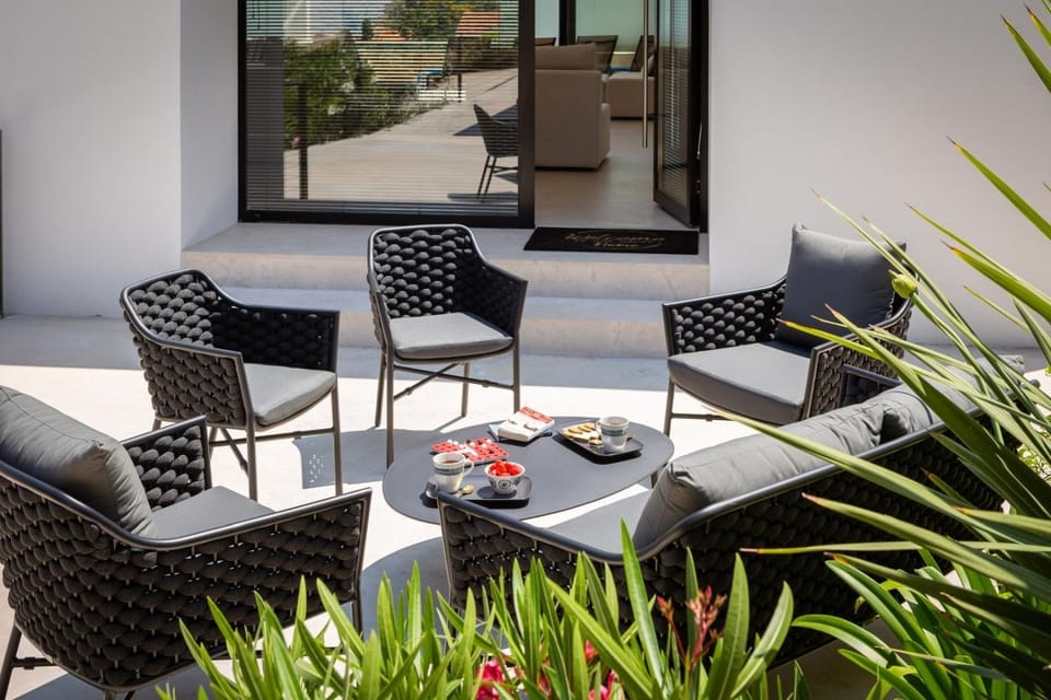 Property building, Patio, Day, Garden, Balcony/Terrace, Living room, Seating area, Dining area