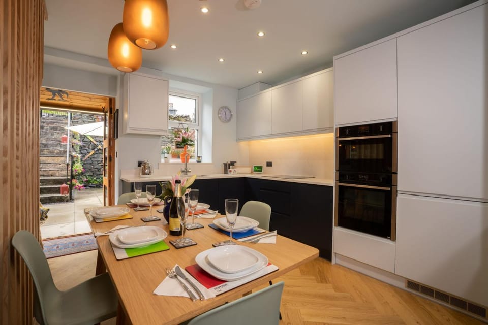Modern Home in Windermere by LetMeStay House in Windermere