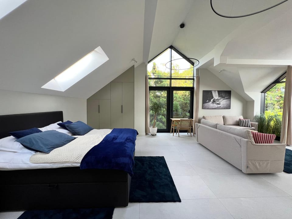 Bed, TV and multimedia, Living room, Photo of the whole room, Seating area, Bedroom