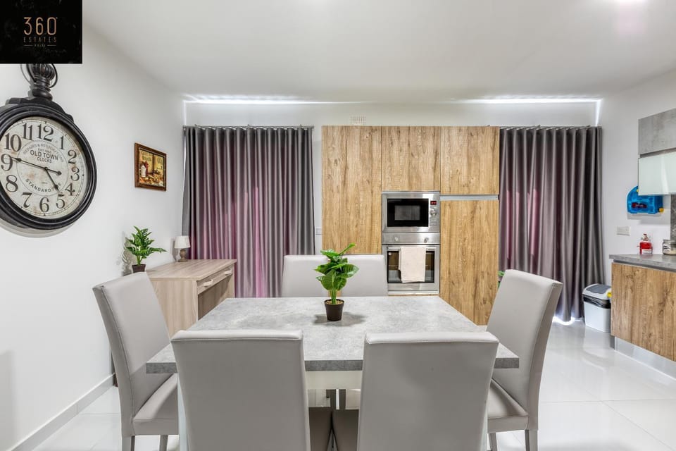 TV and multimedia, Kitchen or kitchenette, Dining area, minibar, oven, pet friendly