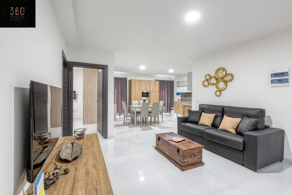 Communal lounge/ TV room, TV and multimedia, Living room, Seating area, Dining area, Evening entertainment