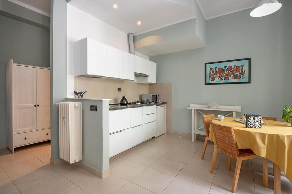 Kitchen or kitchenette, minibar, stove