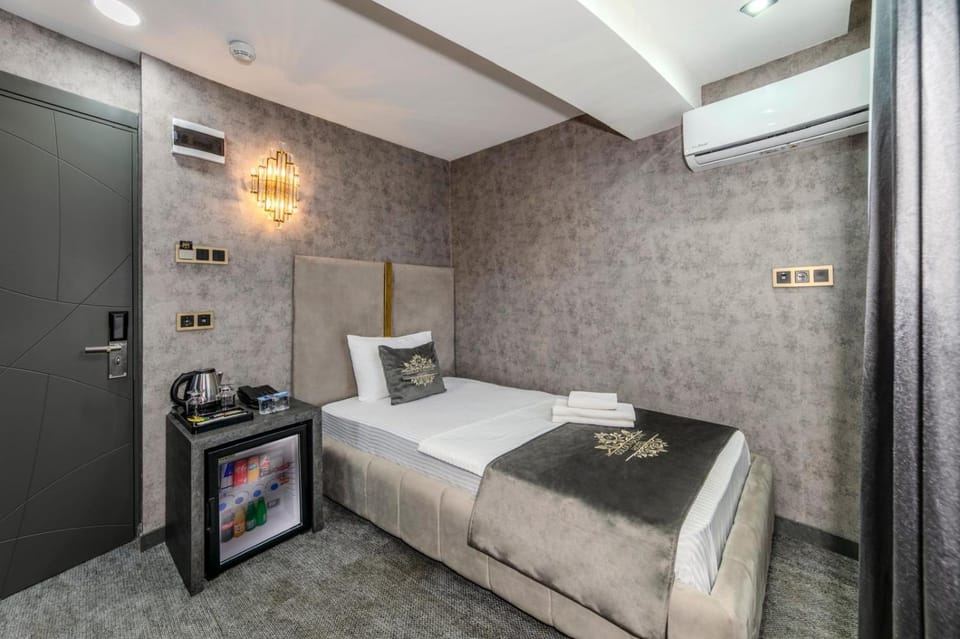 Bed, Photo of the whole room, towels