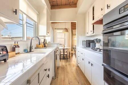 Steps to Beach Manhattan Beach 2 Bedroom Parking House in Manhattan Beach