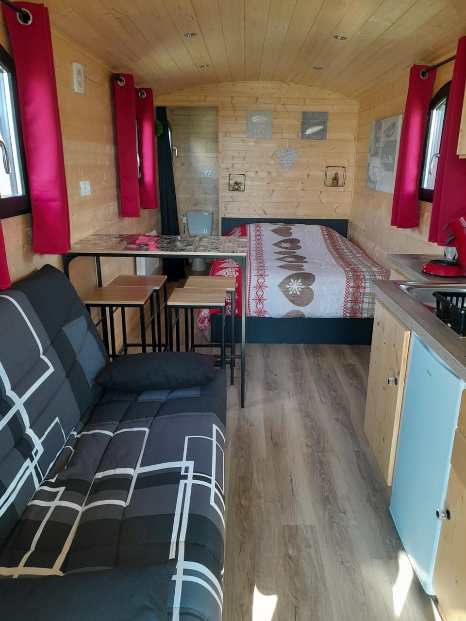 Bed, Kitchen or kitchenette, Living room, Photo of the whole room, Seating area, Dining area, Bedroom