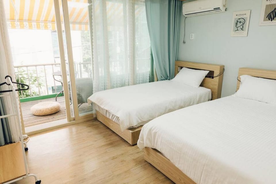 Hongdae Main Area-Luxury Single House with Terrace Perfect for a Big Family 5 Queen & 1 Super Single Beds, 3R, 2Bathroom Villa in Seoul