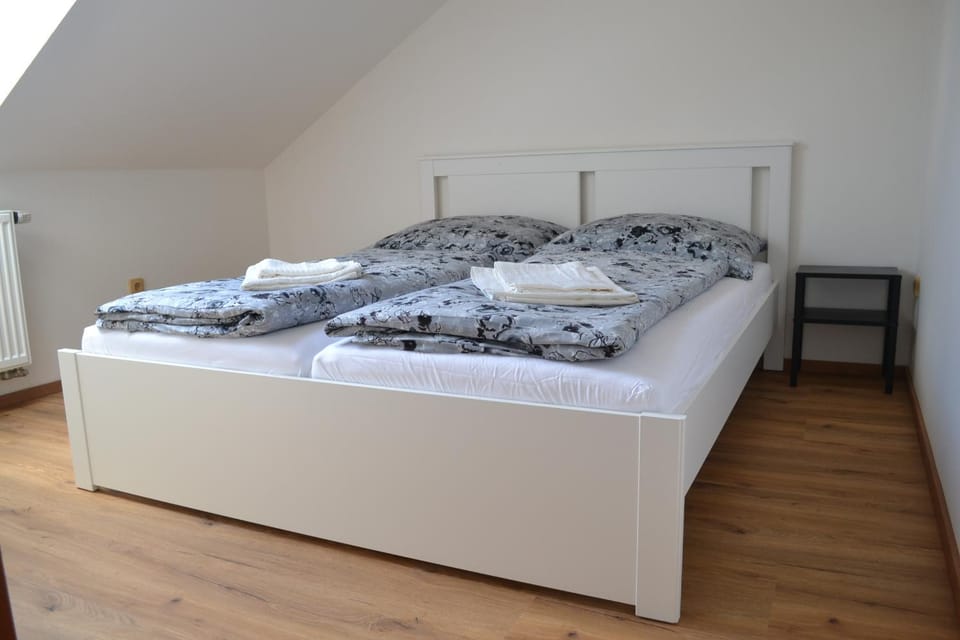 Bed, Bedroom, towels