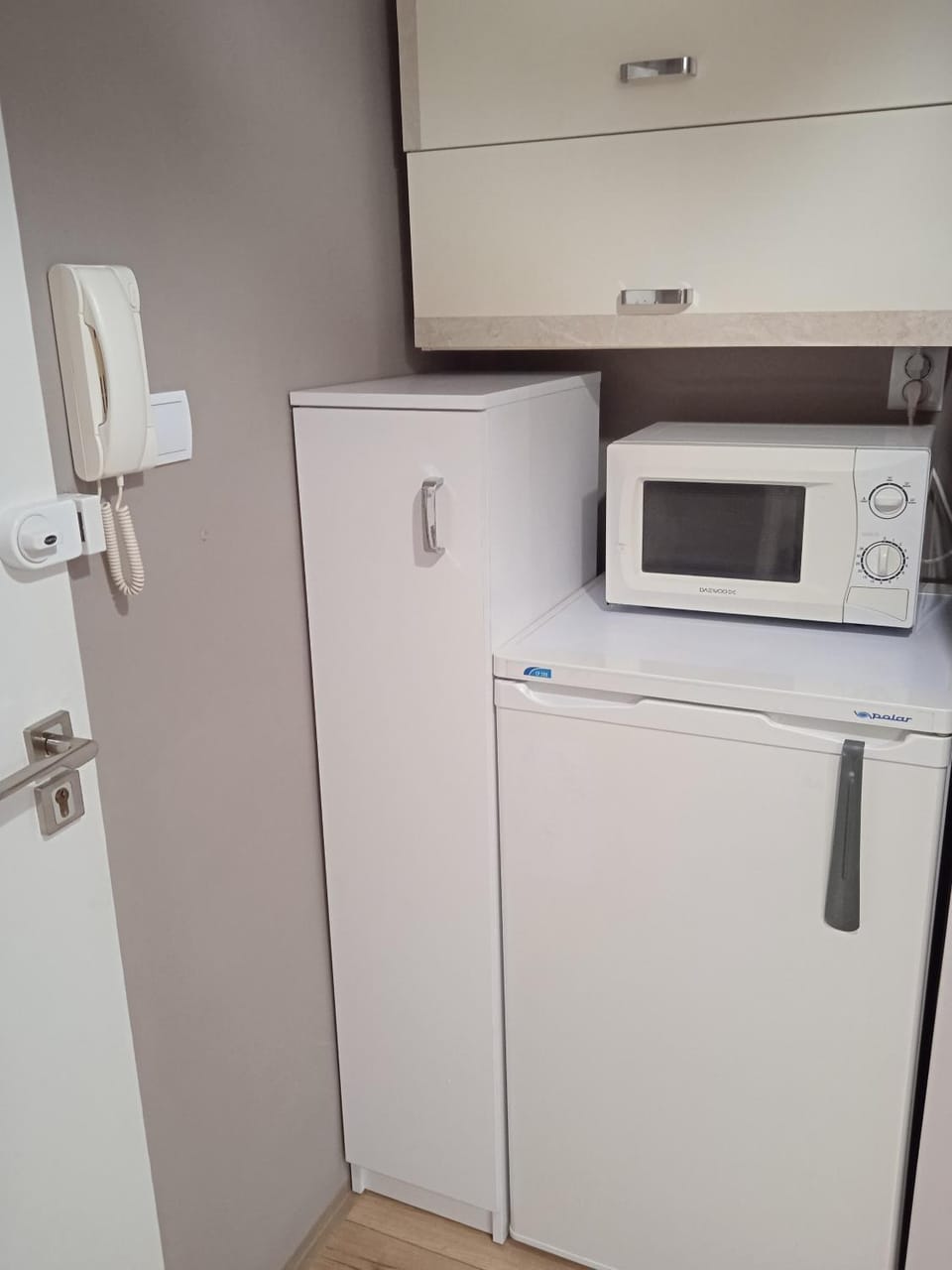 Kitchen or kitchenette, minibar