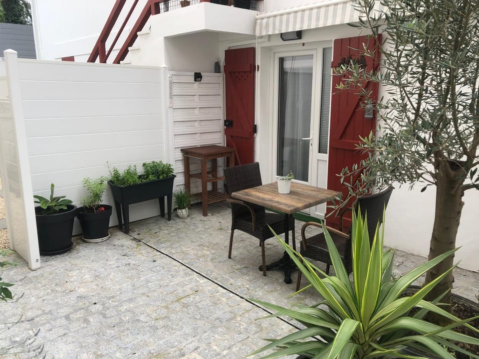 Appartement standing 2 personnes tout équipé terrasse, stationnement facile et gratuit dans quartier des arènes Apartment in Bayonne