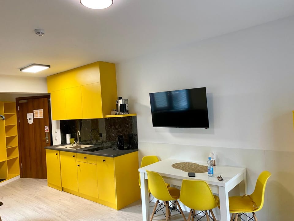 Apartament Yellow Garden Apartment in Lower Silesian Voivodeship