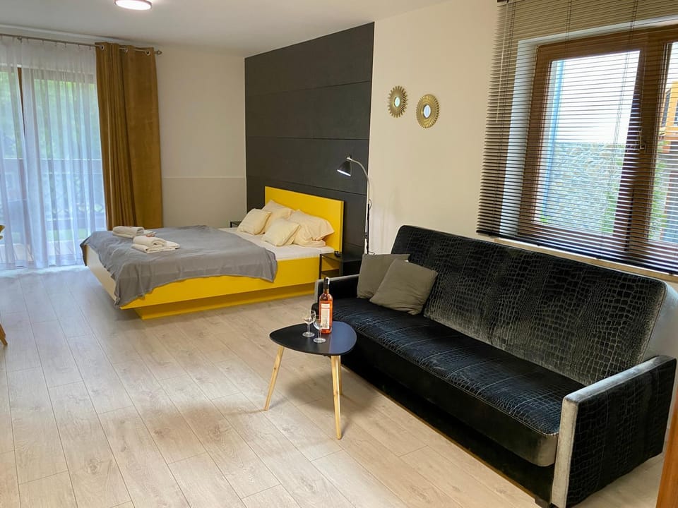 Apartament Yellow Garden Apartment in Lower Silesian Voivodeship