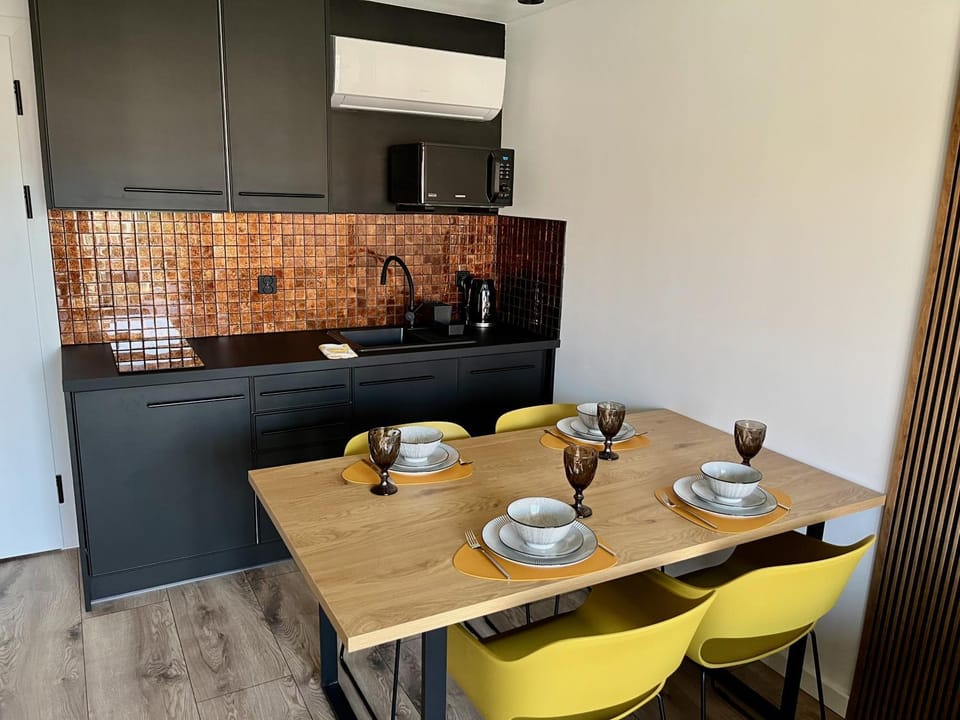 Kitchen or kitchenette, Dining area, dishwasher, minibar, stove