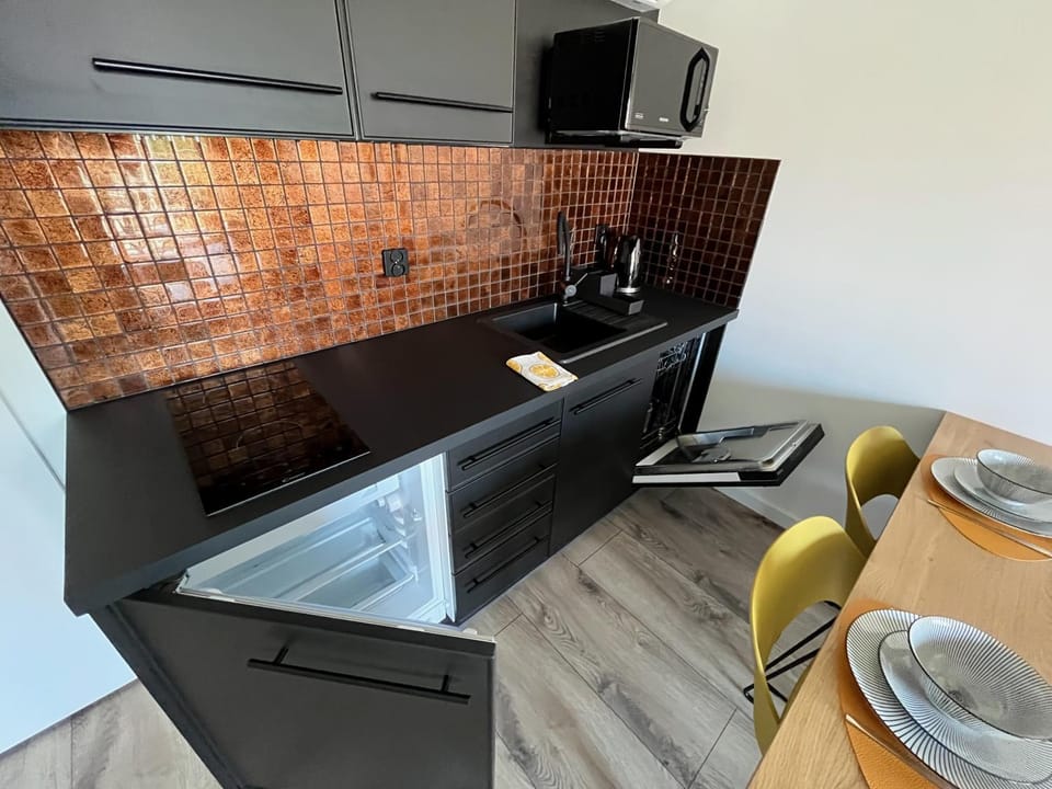 Kitchen or kitchenette, dishwasher