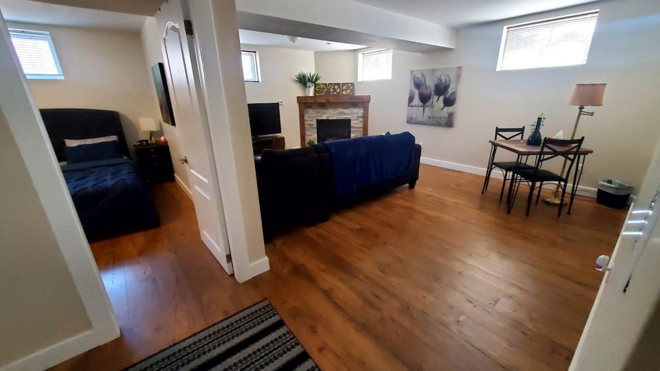 Spacious Guest Suite Apartment in Hamilton