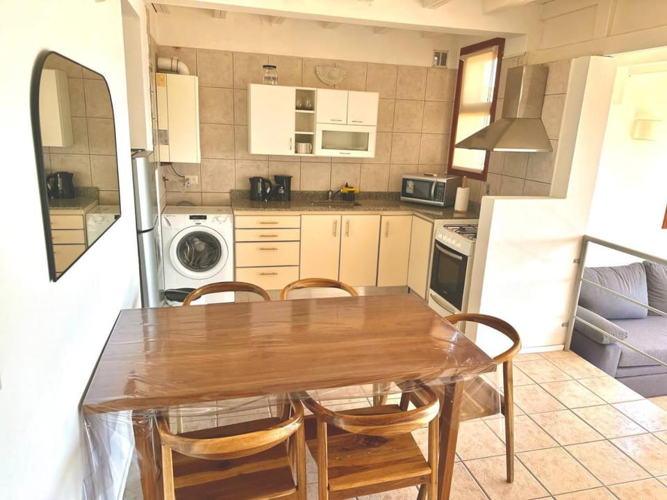 Kitchen or kitchenette, Dining area, minibar, pet friendly, toaster, washing machine, dryer