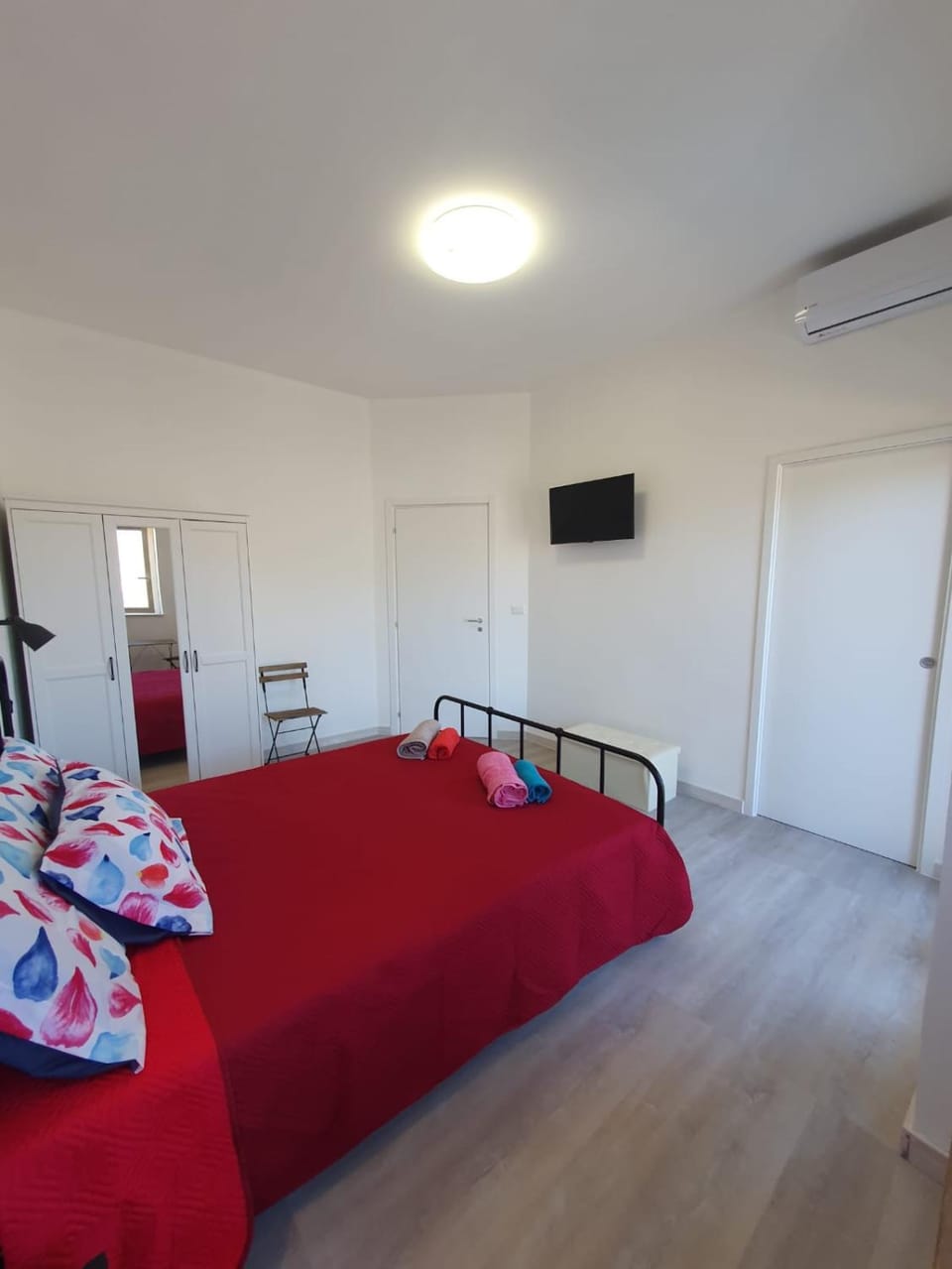 TV and multimedia, Bedroom, towels, wardrobe