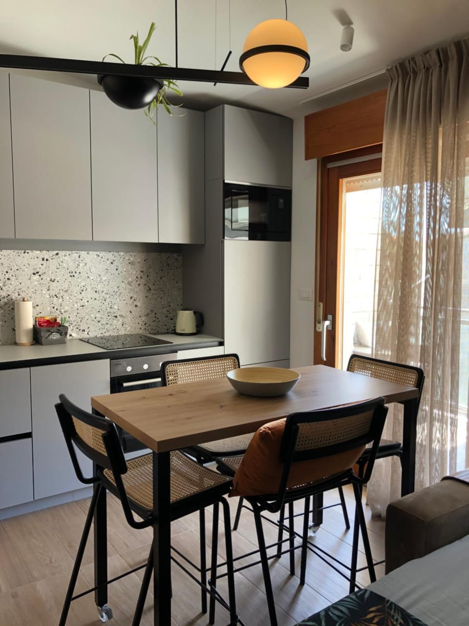 Kitchen or kitchenette, Dining area, minibar, pet friendly