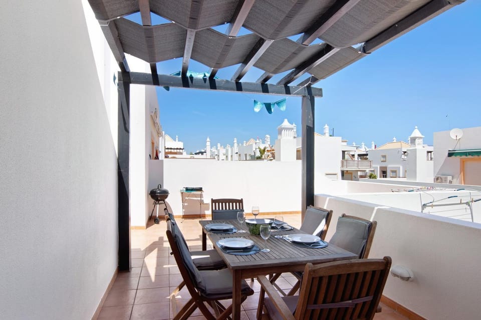 Property building, Balcony/Terrace, Living room