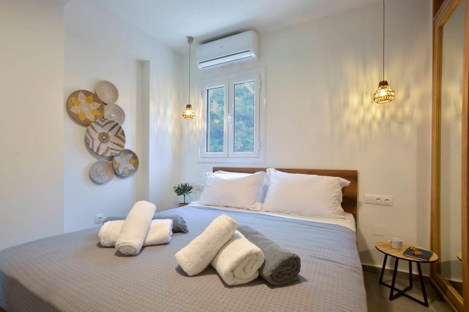 Bed, Bedroom, towels, air conditioner