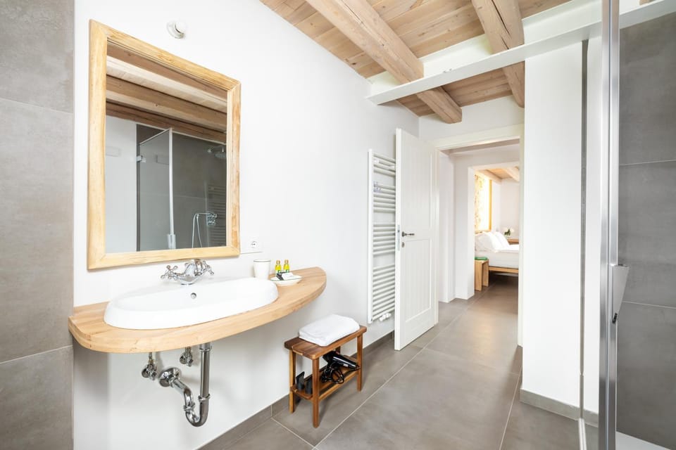 Shower, Bathroom, Facility for disabled guests, heating, towels